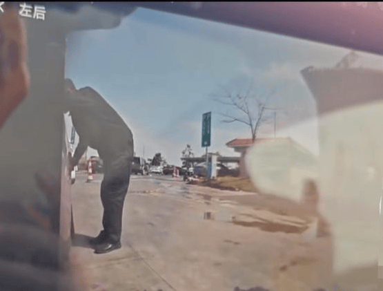 小米SU7在服务区被恶意割胎<strong></p>
<p>炒币群</strong>，阳西警方通报：嫌疑人被当场抓获，已刑拘！