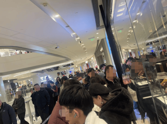 金价突破860元/克<strong></p>
<p>炒币群</strong>，有人跨城买：排了好长的队，下手晚了就抢光