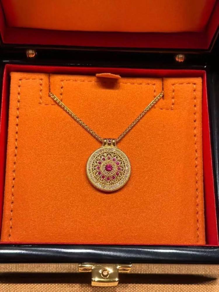 金价突破860元/克<strong></p>
<p>炒币群</strong>，有人跨城买：排了好长的队，下手晚了就抢光