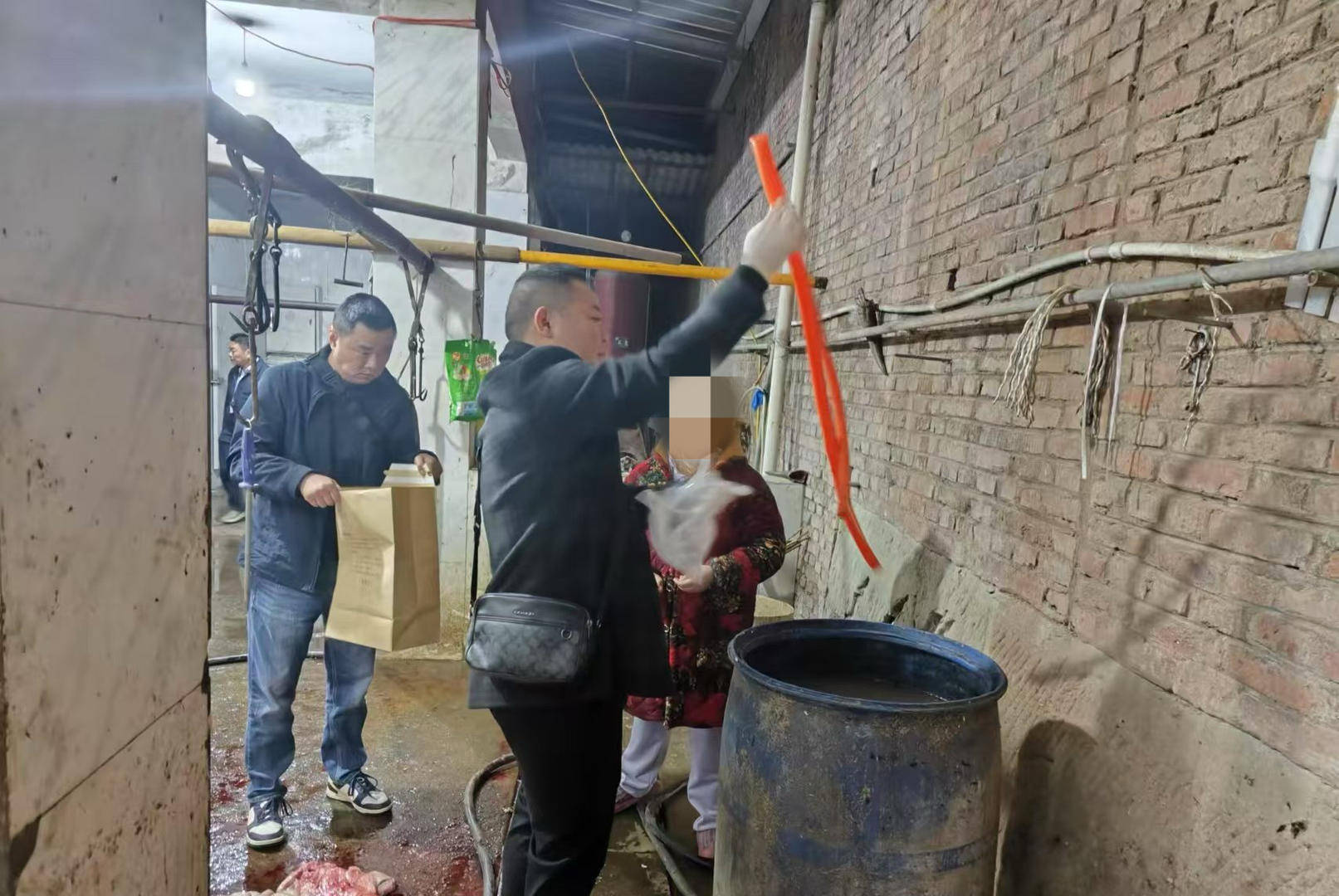 给活牛插管注水每头增重80斤！四川荣县警方破获一起售卖注水牛肉案<strong></p>
<p>yenten币</strong>，5人被抓