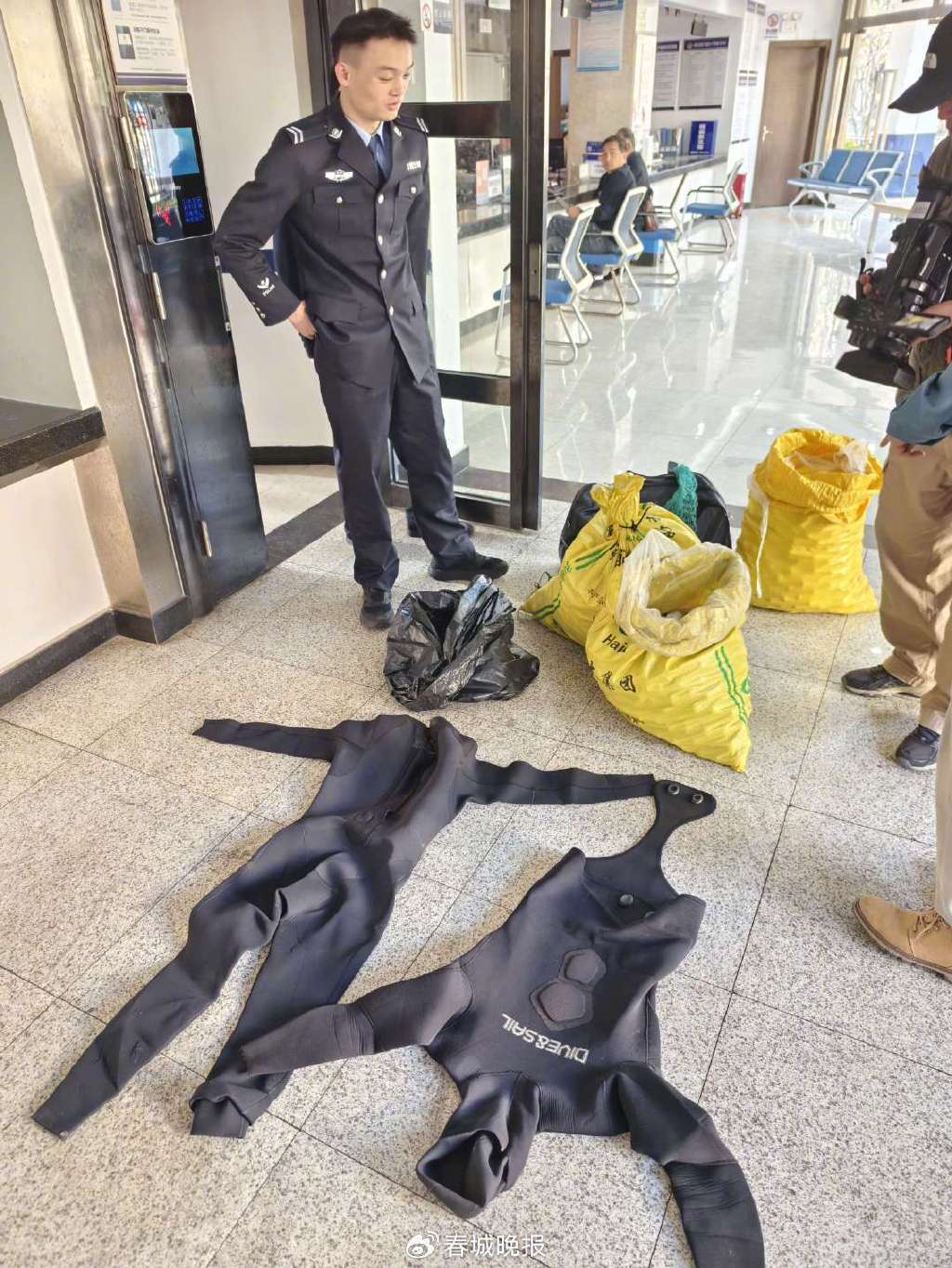 3人穿潜水服偷捞高尔夫球<strong></p>
<p>yenten币</strong>，警方用时4小时人赃并获