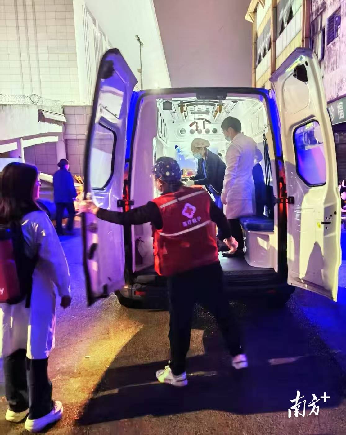 “先救命<strong></p>
<p>上币保证金</strong>，责任我们担！”东莞东站一旅客突发心脏骤停