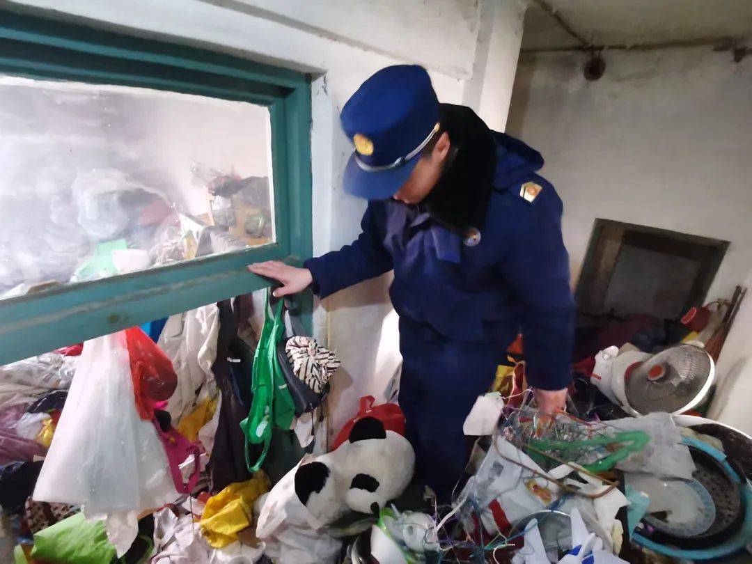 退休金超9000<strong></p>
<p>重庆炒币群</strong>，91岁老人家中却“垃圾成山”！原因心酸