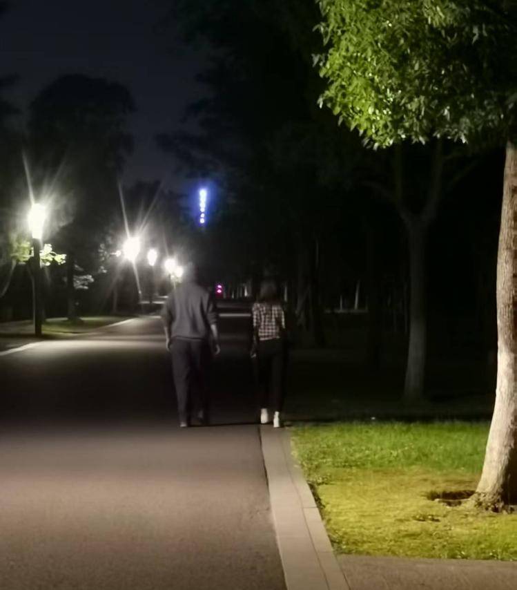 33岁单身女护士公园邂逅58岁已婚教授<strong></p>
<p>重庆炒币群</strong>，怀孕后对方两帆布口袋装400万了断，她再次索要600万被判三缓五