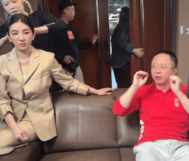 周鸿祎回应参演的短剧辣眼睛：黄奕诱惑<strong></p>
<p>百岁币</strong>我的剧情是DeepSeek设计的