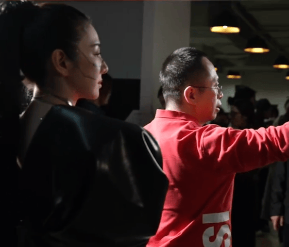 周鸿祎回应参演的短剧辣眼睛：黄奕诱惑<strong></p>
<p>百岁币</strong>我的剧情是DeepSeek设计的