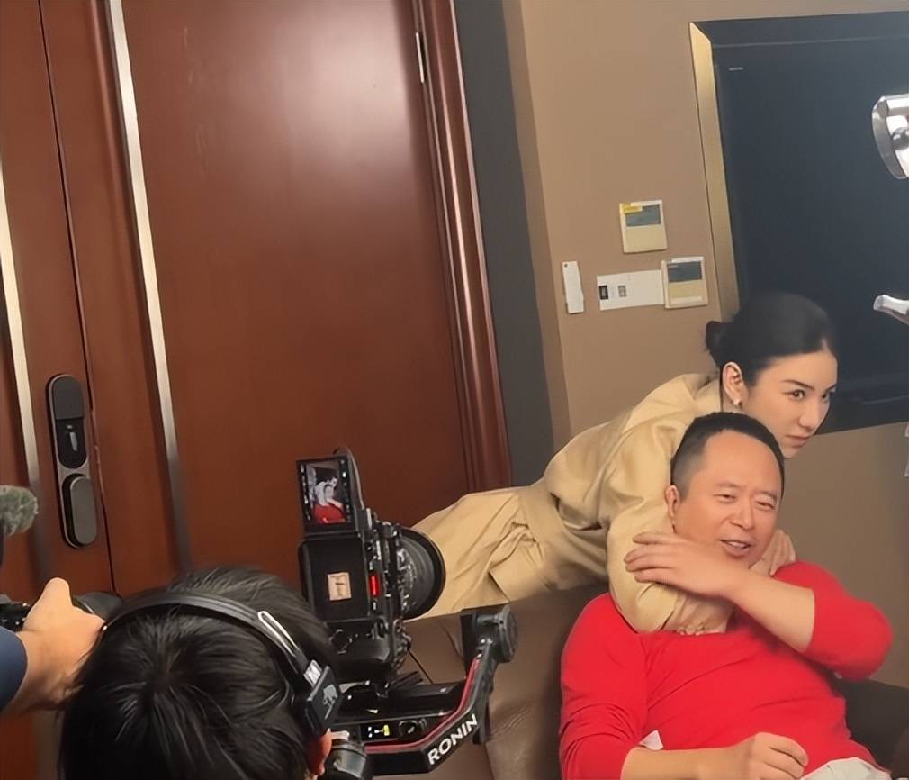 周鸿祎回应参演的短剧辣眼睛：黄奕诱惑<strong></p>
<p>百岁币</strong>我的剧情是DeepSeek设计的