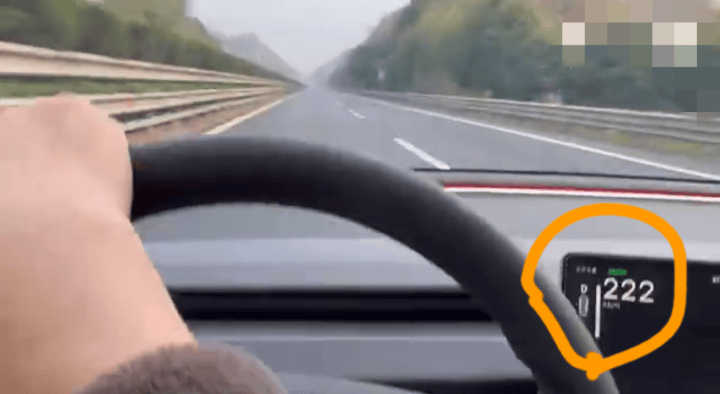 “高速才开了226”<strong></p>
<p>高频炒币软件</strong>，特斯拉车主狂飙还炫耀，处罚来了！