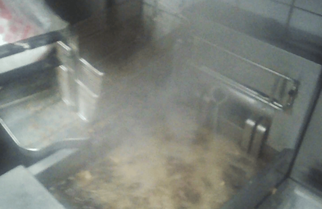 被曝“全员健康证都是假证”<strong></p>
<p>弱打币</strong>，华莱士致歉：永久关停涉事门店