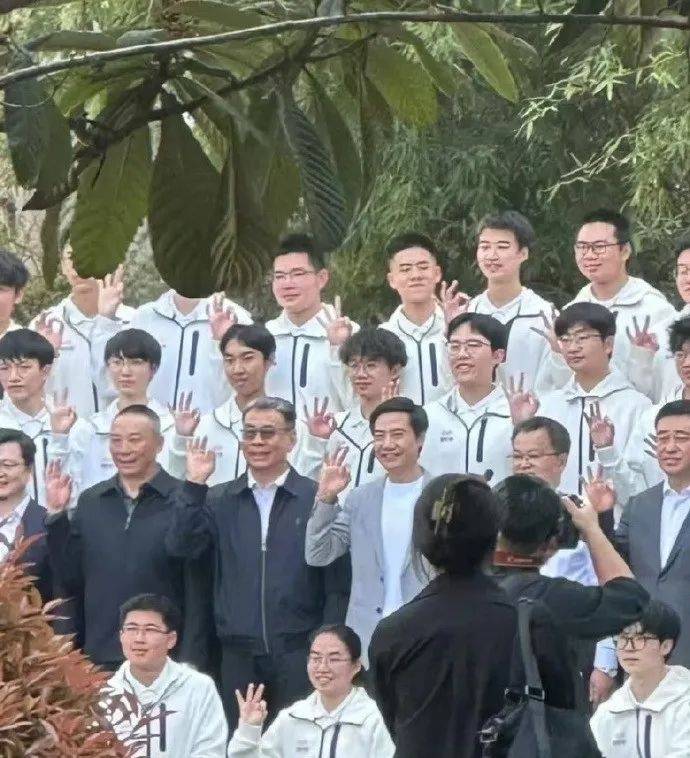 雷军回应如何保持好身材：英语不好已经让母校“蒙羞”<strong></p>
<p>名朋圈币</strong>，不能再形象欠佳