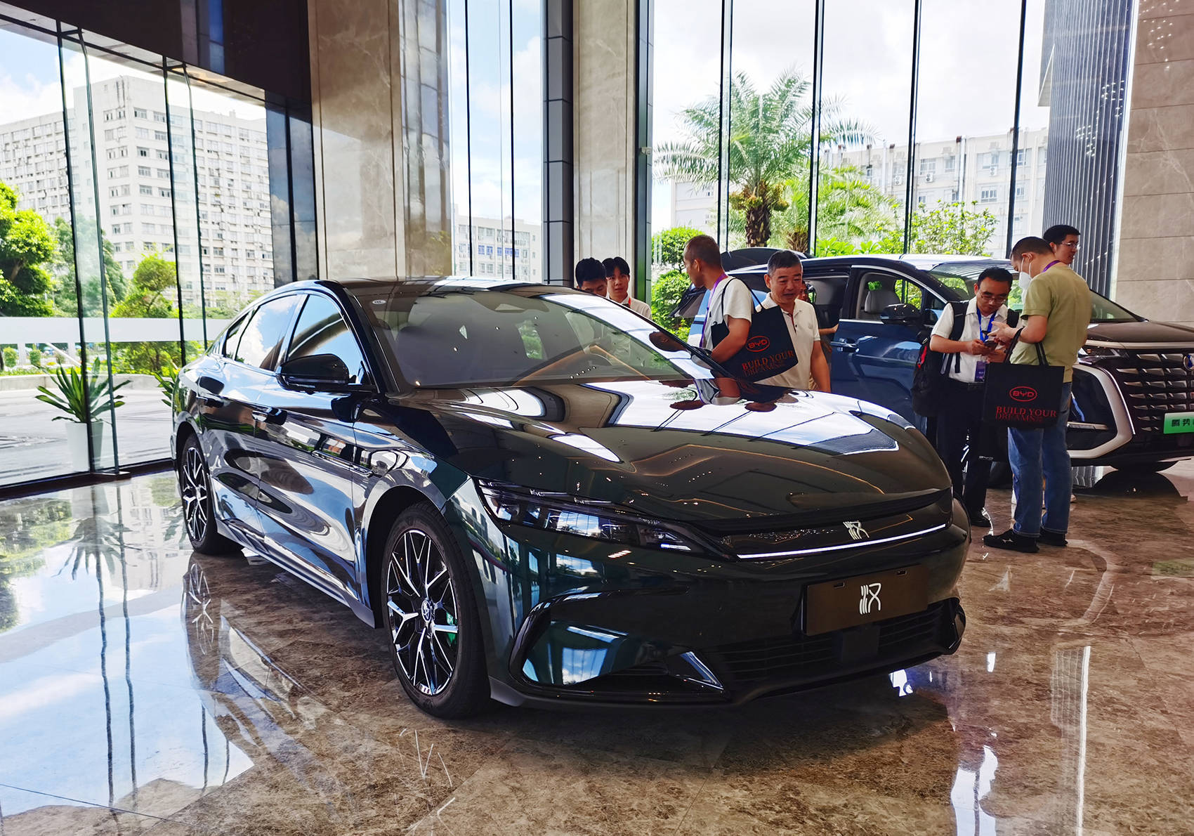 营收7771亿元，超越特斯拉！刚刚，比亚迪炸裂发布：拟派现超120亿元