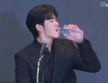 金秀贤为何在记者会上多次喝水<strong></p>
<p>币圈成功案例</strong>，网友请DeepSeek解读