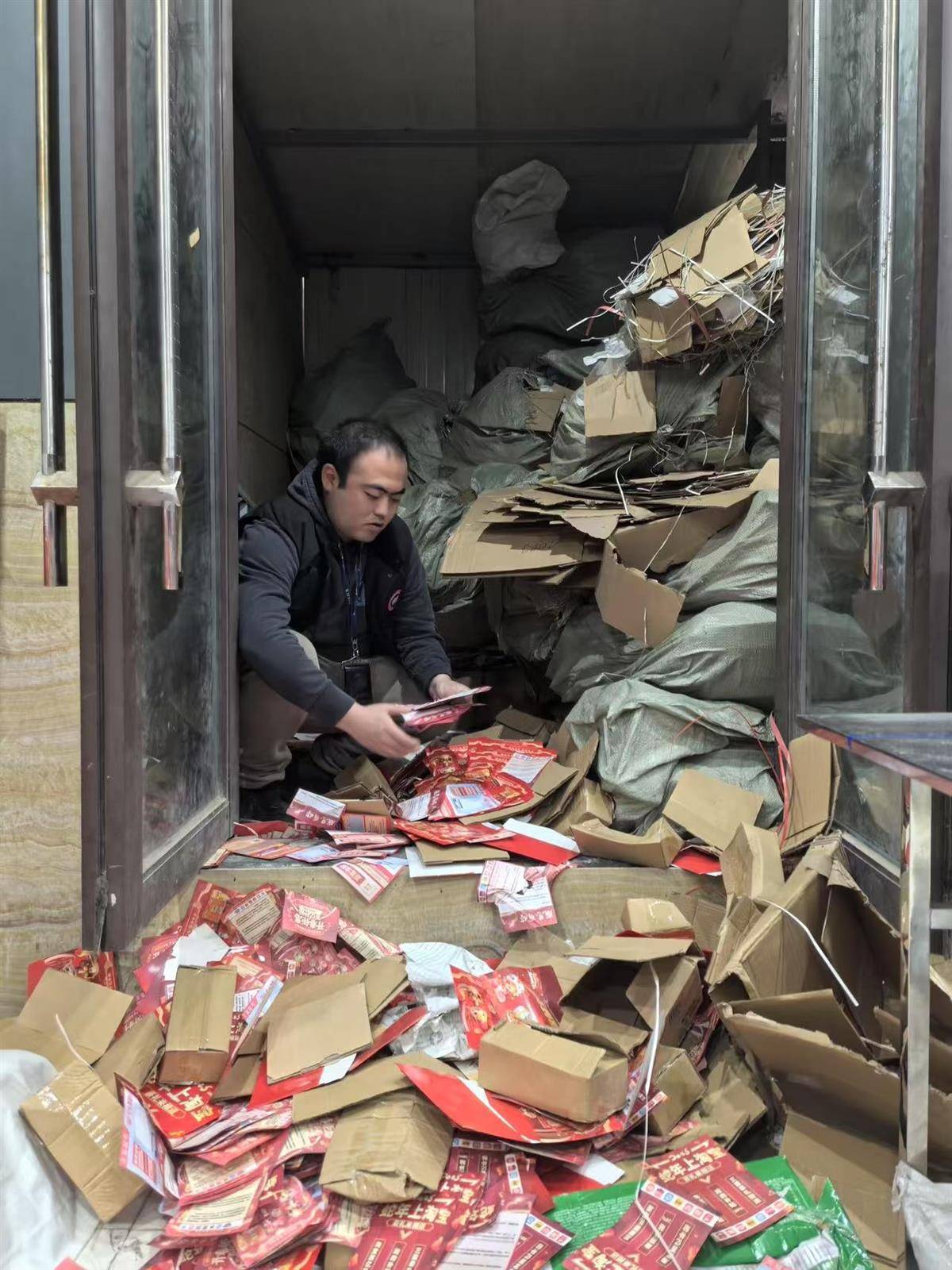 他发出的81万件快递全是电诈卡片<strong></p>
<p>c币交易</strong>！武汉江岸警方破获特大诈骗案