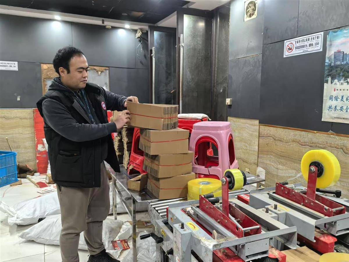 他发出的81万件快递全是电诈卡片<strong></p>
<p>c币交易</strong>！武汉江岸警方破获特大诈骗案