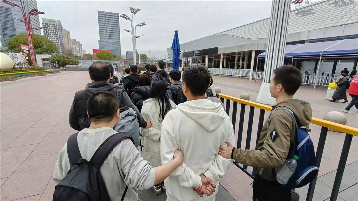 他发出的81万件快递全是电诈卡片<strong></p>
<p>c币交易</strong>！武汉江岸警方破获特大诈骗案