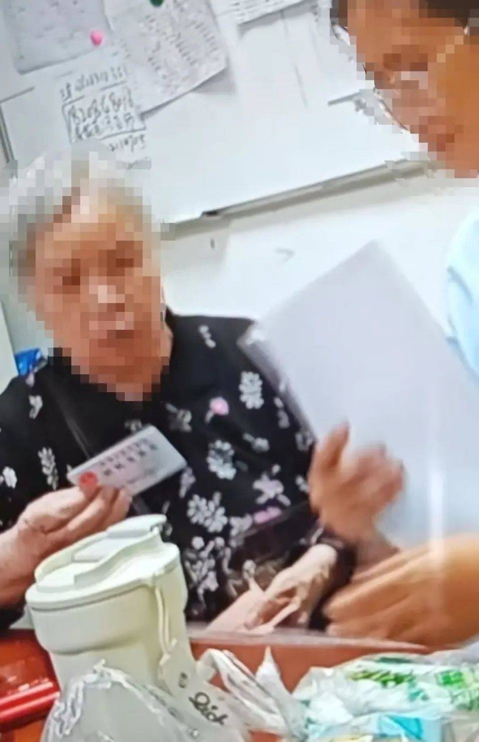 84岁老太被大女儿带出养老院<strong></p>
<p>c币交易</strong>，取光40万存款！小女儿：养老院应担责