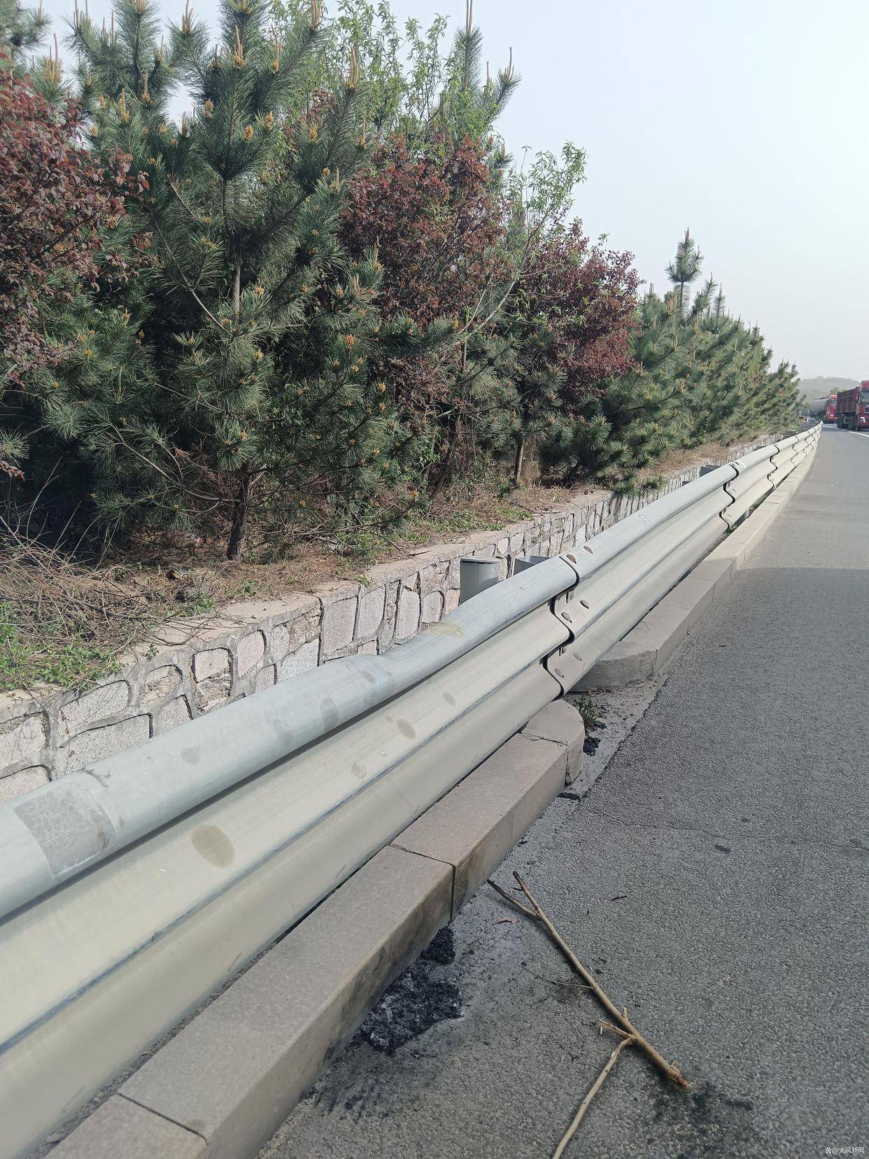 汽修店老板道路救援支千斤顶<strong></p>
<p>炒币风险</strong>，大货车箱体侧翻致其身亡；五莲县警方：不属车祸建议自诉