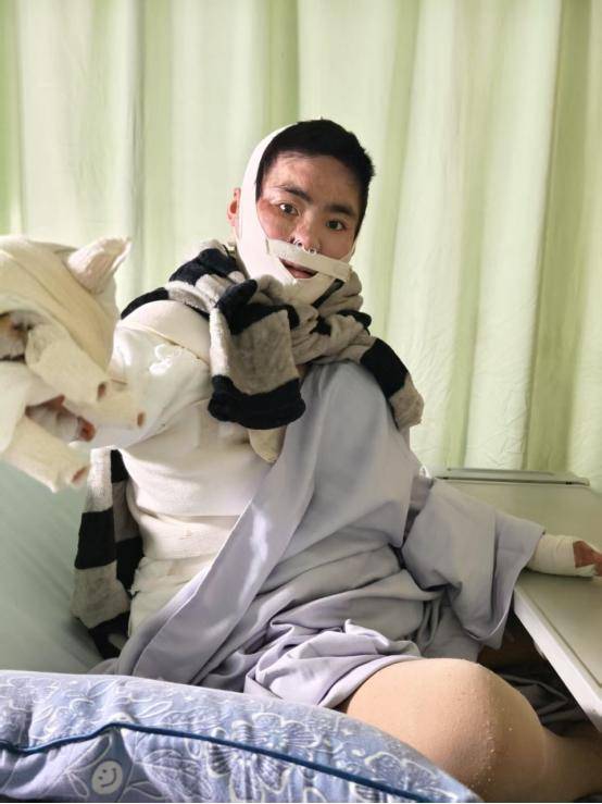 女孩被前男友泼汽油致残<strong></p>
<p>炒币亏惨</strong>，凶手法庭上威胁杀人