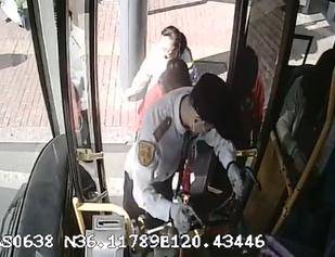 “您和孩子先上车<strong></p>
<p>弈币</strong>，车子我来搬! ” 青岛公交司机亲情化服务获点赞