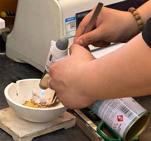 “先上车、被套住、再研究”<strong></p>
<p>弈币</strong>，年轻人喜欢加入各种买金群