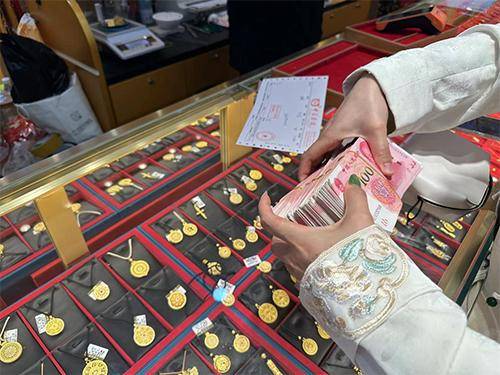 “先上车、被套住、再研究”<strong></p>
<p>弈币</strong>，年轻人喜欢加入各种买金群