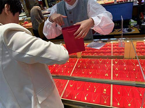 “先上车、被套住、再研究”<strong></p>
<p>弈币</strong>，年轻人喜欢加入各种买金群