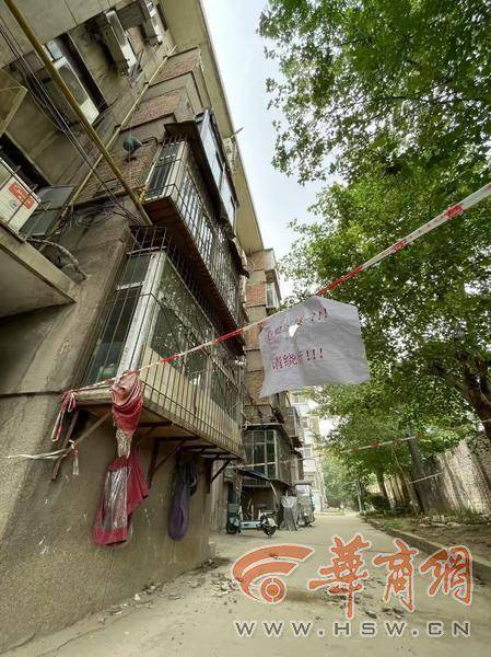大风中西安一40年老楼两户阳台坠落<strong></p>
<p>币圈电报</strong>，居民担心危房盼安全鉴定