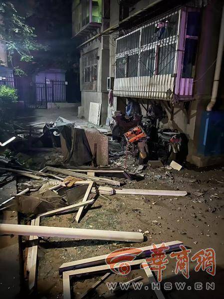 大风中西安一40年老楼两户阳台坠落<strong></p>
<p>币圈电报</strong>，居民担心危房盼安全鉴定