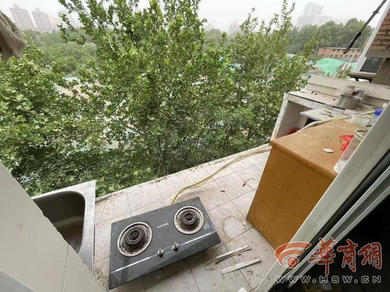 大风中西安一40年老楼两户阳台坠落<strong></p>
<p>币圈电报</strong>，居民担心危房盼安全鉴定