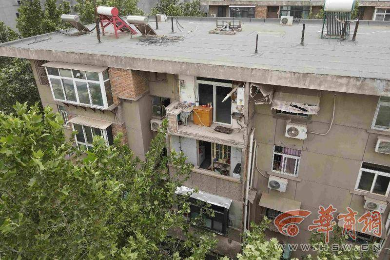 大风中西安一40年老楼两户阳台坠落<strong></p>
<p>币圈电报</strong>，居民担心危房盼安全鉴定