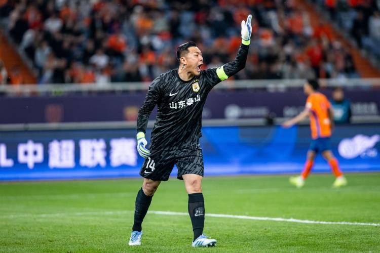 跟队：泰山从玉溪回来后，克雷桑不再担任队长，场上队长换王大雷