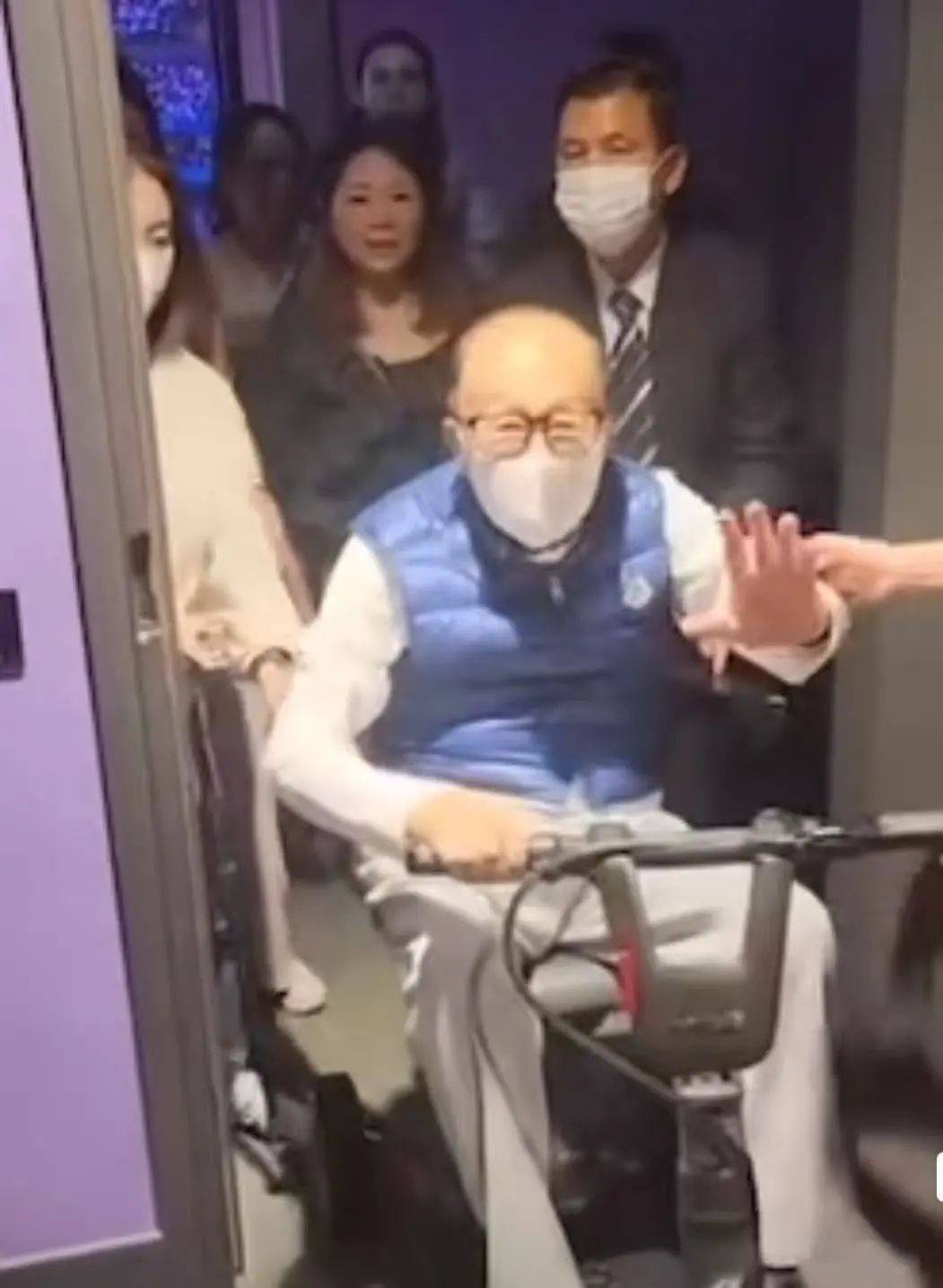 97岁李嘉诚和红颜知己周凯旋一同去看五月天演唱会<strong></p>
<p>储备币</strong>，现场笑容不断，十分开怀，看起来精神十足