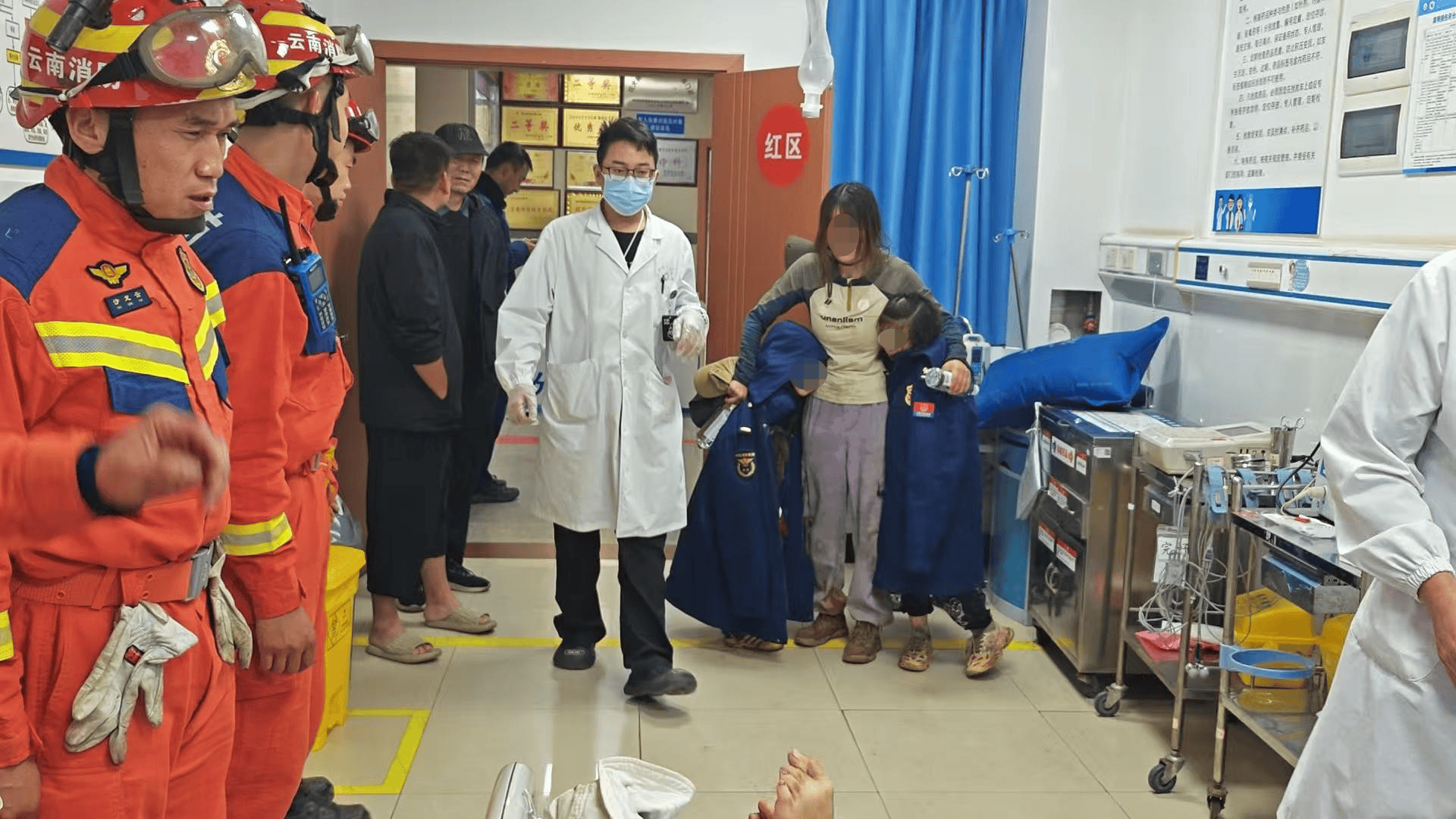 云南2名母亲带3娃登山半夜迷路：其中一名9岁儿童受伤意识不清 消防连夜救援