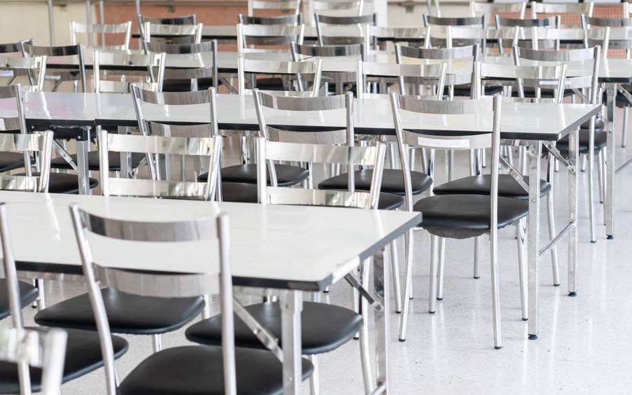 “一校两餐”，校长就是这么陪餐的？ | 新京报快评