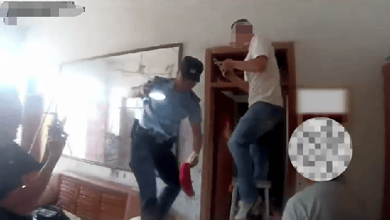 老人用红袜子包裹一万元现金藏在门框上<strong></p>
<p>91币</strong>，一天后不翼而飞，警方破案：偷钱的是老鼠