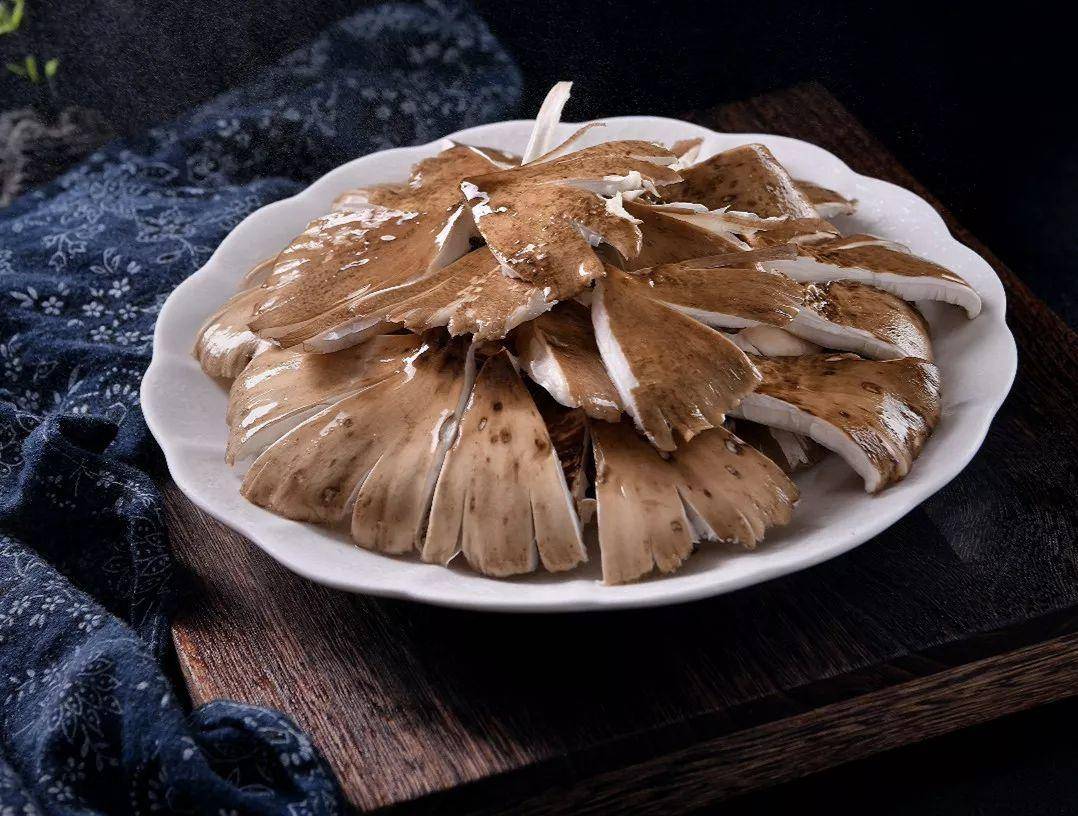 “天价”鸡枞调查：最贵卖到1800元/公斤！雨水少致产量低<strong></p>
<p>嘉信c币</strong>，多地价高客少