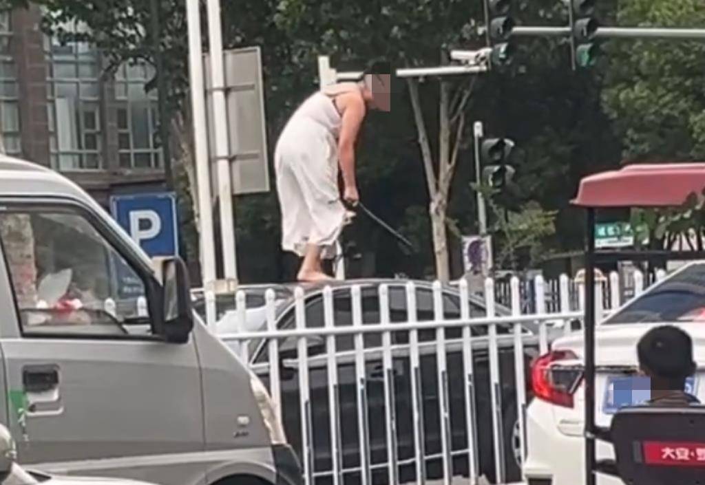 女子持械当街打砸多辆轿车<strong></p>
<p>币圈咨询</strong>，被顶在挡风玻璃上前行，当地：女子当场被控制，警方介入调查