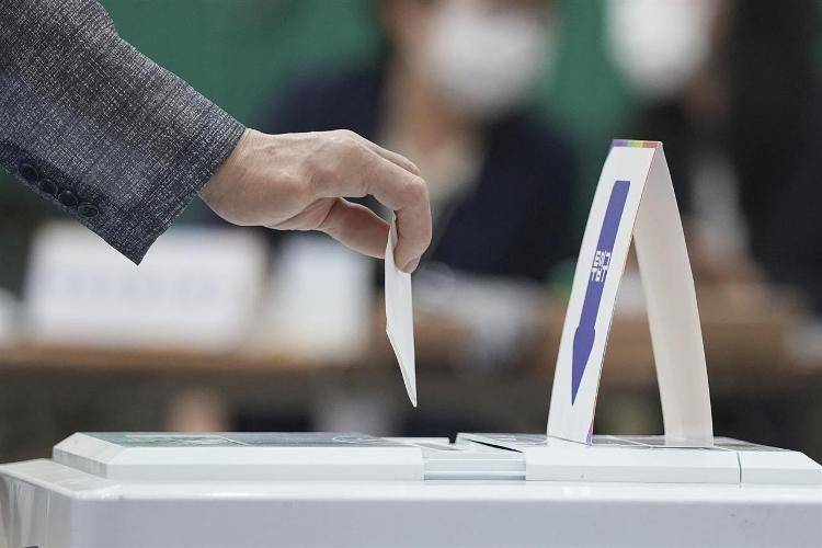 为拉票拼了！韩国73岁总统候选人表演跆拳道，一个侧踢差点摔倒