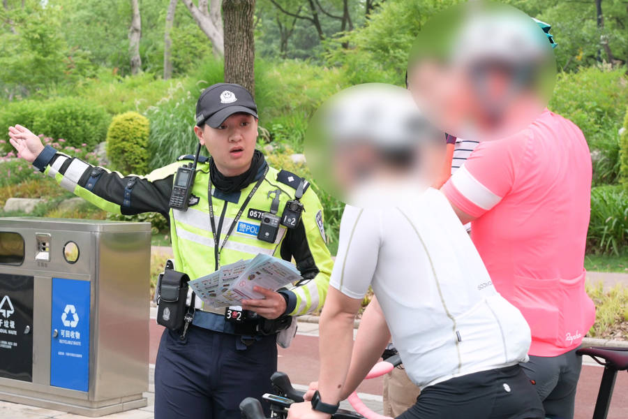 对“暴骑团”出手<strong></p>
<p>币圈咨询</strong>！浦东交警严查违法骑行：公路不是竞技场