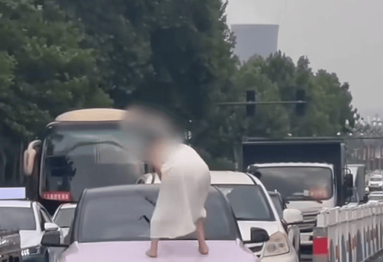 河南一女子路上持械打砸多辆车<strong></p>
<p>币圈咨询</strong>，最新回应：已被警方控制