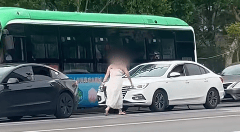 河南一女子路上持械打砸多辆车<strong></p>
<p>币圈咨询</strong>，最新回应：已被警方控制