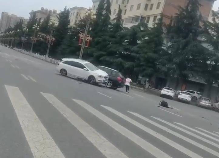 宝鸡一社区女书记当街开车追撵女子撞上电瓶车：两名女子被警方控制，两名伤者在医院治疗