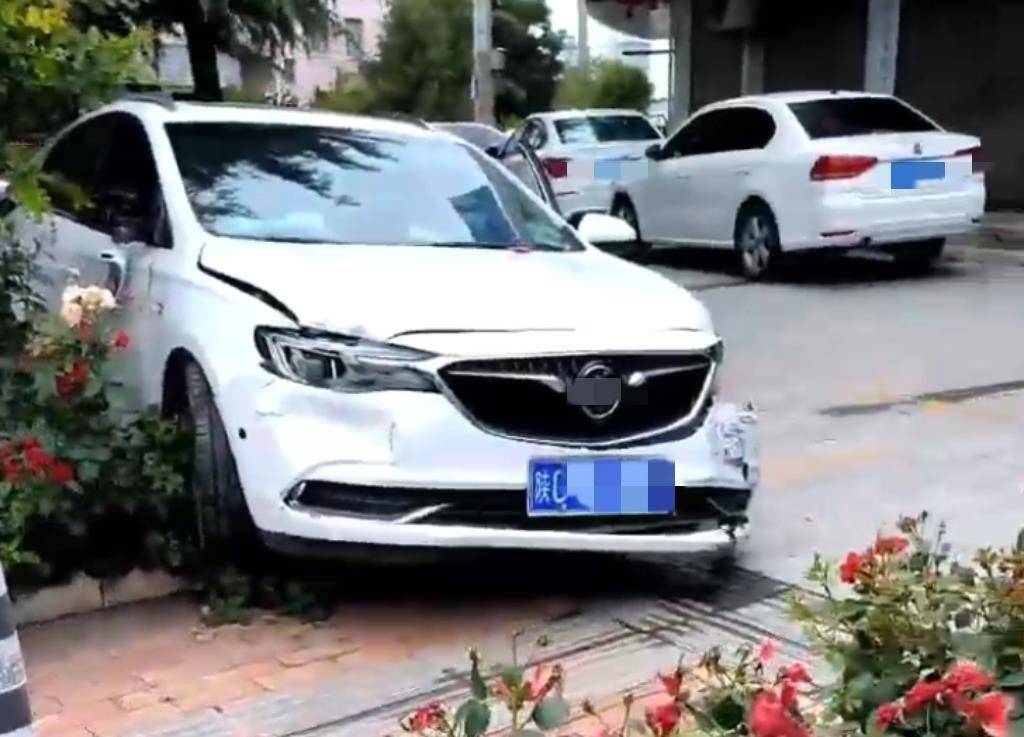 宝鸡一社区女书记当街开车追撵女子撞上电瓶车：两名女子被警方控制<strong></p>
<p>币圈视频</strong>，两名伤者在医院治疗