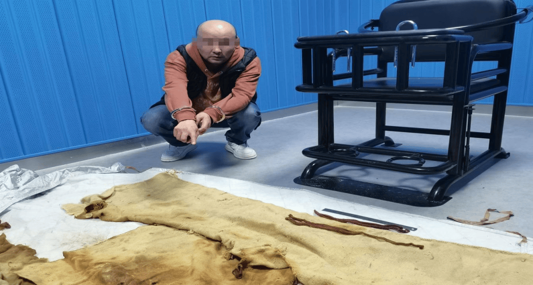 男子从干尸上扯下“裹尸布”<strong></p>
<p>炒币砸盘的目的</strong>，保存20年后拿出来卖？