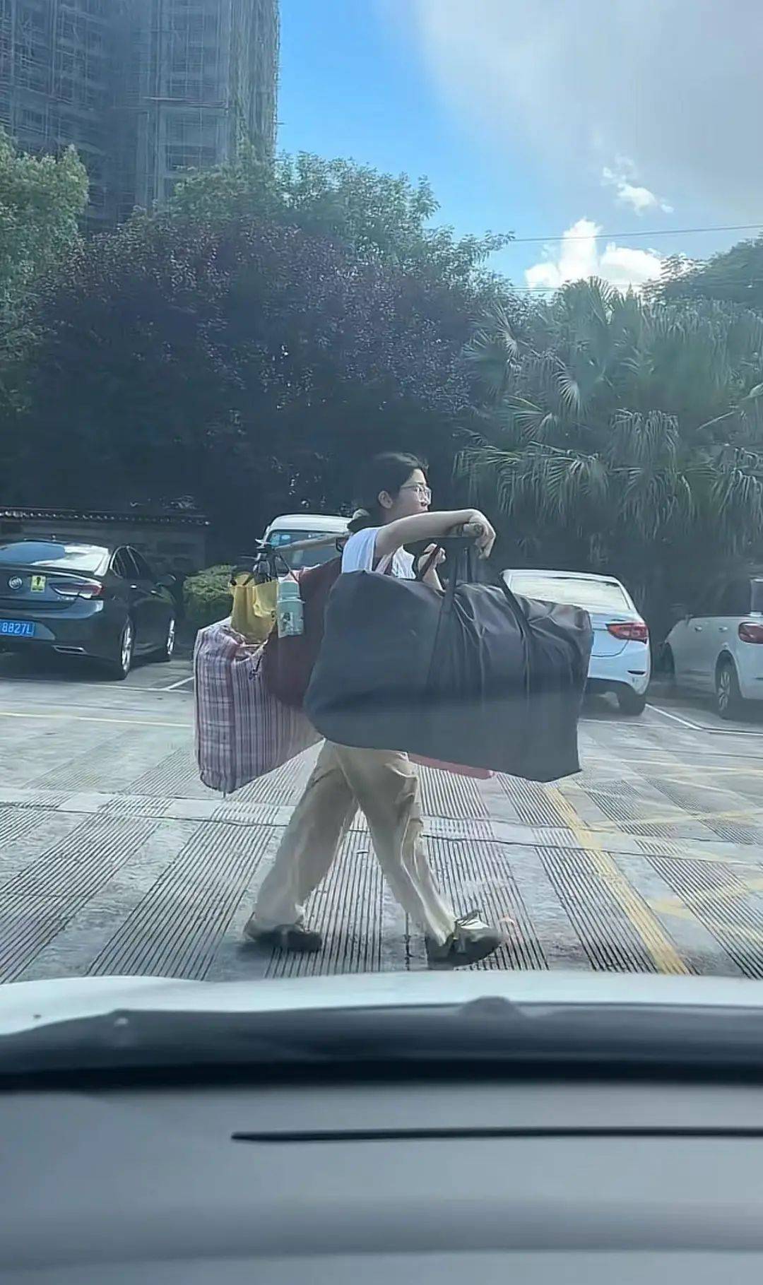 女生高考完独自挑一扁担行李回家<strong></p>
<p>炒币说明</strong>，班主任发声