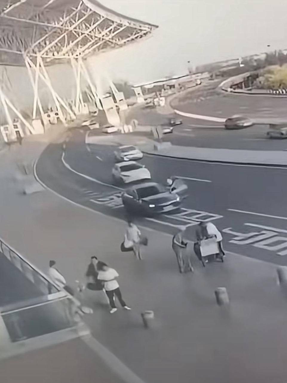 天津滨海机场一司机开门下车被相邻车道来车撞倒<strong></p>
<p>炒华克金波段</strong>，车门脱落 交警正调查，律师分析