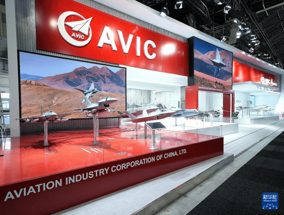 当面歼-10CE<strong></p>
<p>炒华克金波段</strong>，对面“阵风”：巴黎航展对台戏