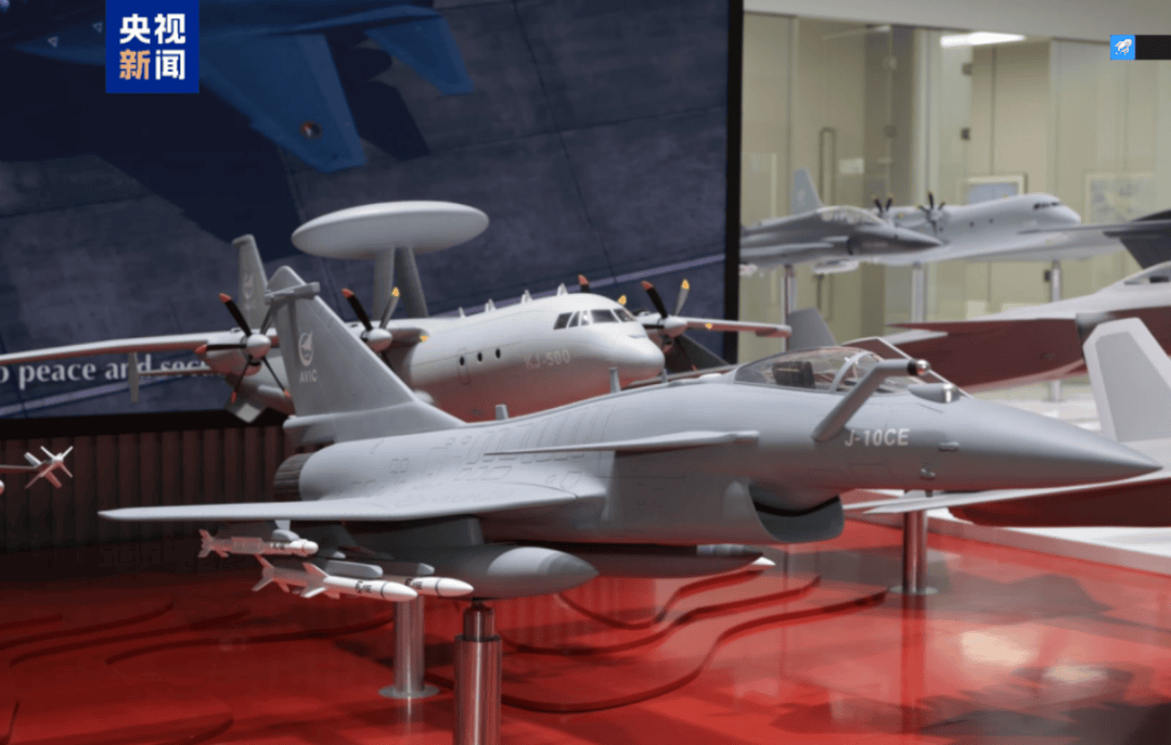 当面歼-10CE<strong></p>
<p>炒华克金波段</strong>，对面“阵风”：巴黎航展对台戏