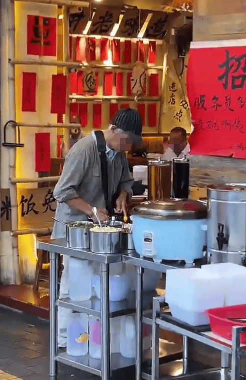 广东江门一饭店白米饭免费<strong></p>
<p>小白炒币</strong>，老人每天打一碗米饭配酱油吃，店主：只要营业，就一直提供