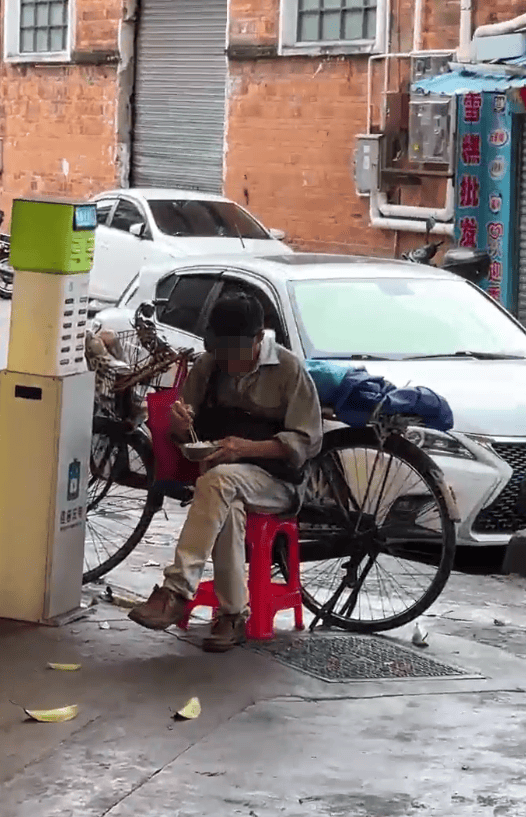 广东江门一饭店白米饭免费<strong></p>
<p>小白炒币</strong>，老人每天打一碗米饭配酱油吃，店主：只要营业，就一直提供